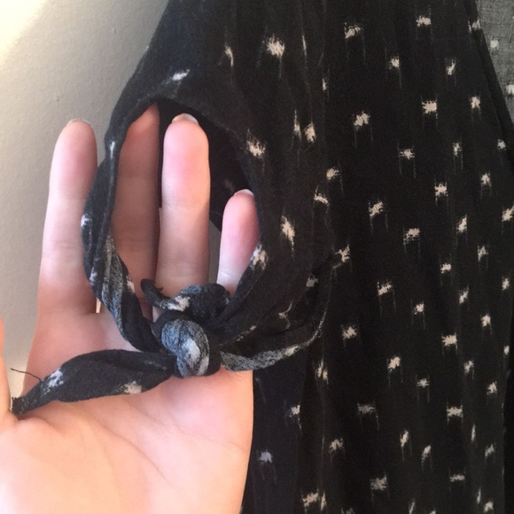 Universal Thread B&W Crossover Crop top - Picture 3 of 3